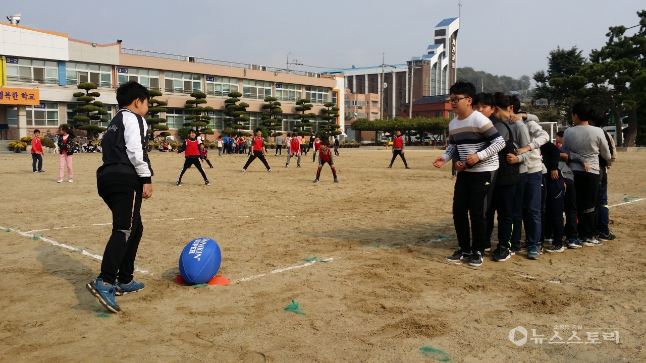 서천군 서천초등학교가 ‘7560+운동’을 통해 학생들의 기초체력 향상은 물론 친교와 화합의 시간을 만들고 있어 선도학교로서 모범을 보이고 있다.