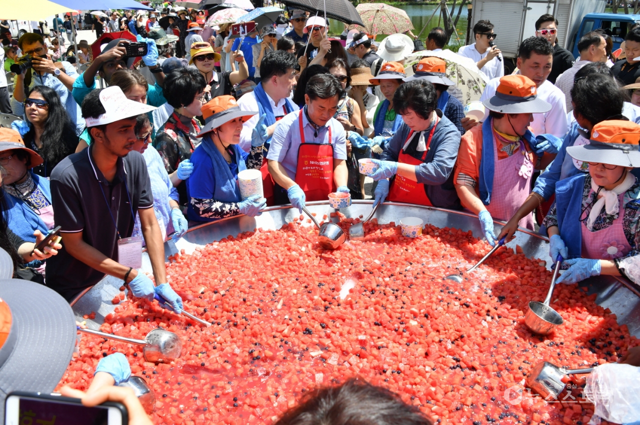 지난 8일 부여서동연꽃축제 수확화재 마들기 행사 장면.(사진=부여군)
