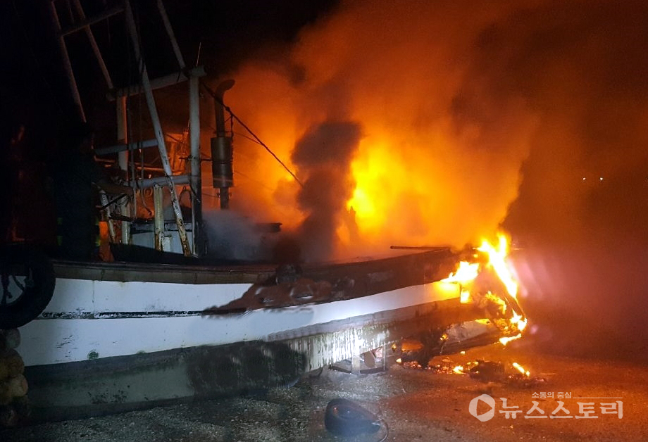 지난 10일 원산도리 선촌항의 한 선박에서 화재가 발생, 원산도전담의용소방대원에 의해 초기 진압됐다.(사진=보령소방서)