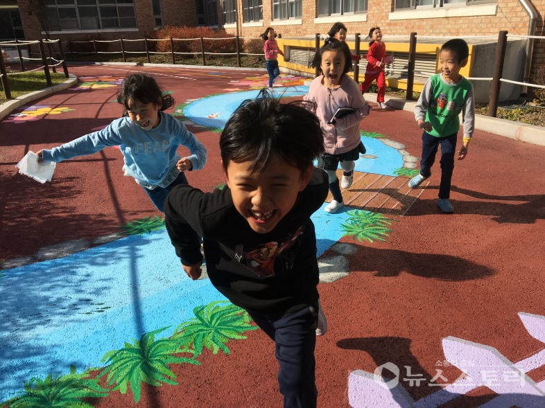 미산초등학교는 행복놀이 공간 바닥그림을 완성했다. ⓒ보령교육지원청