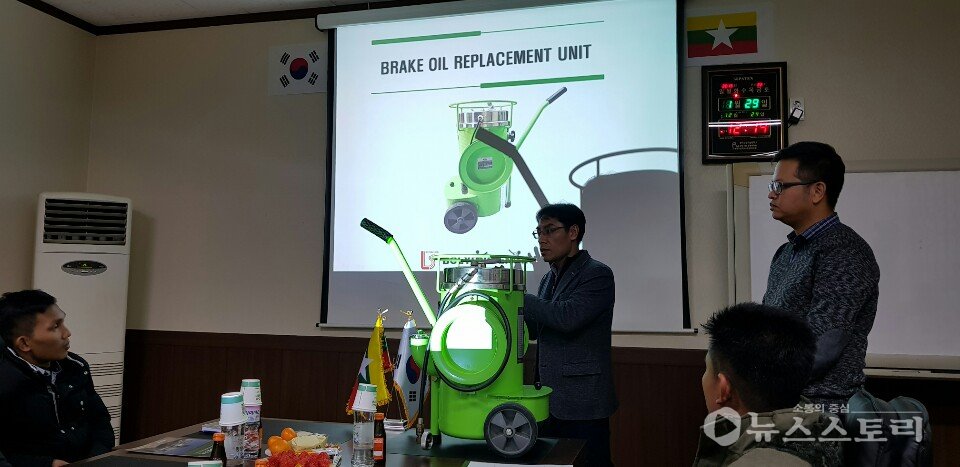 미얀마와 자동포구 청소기 수출협약 제품설명 장면. ⓒ보령시