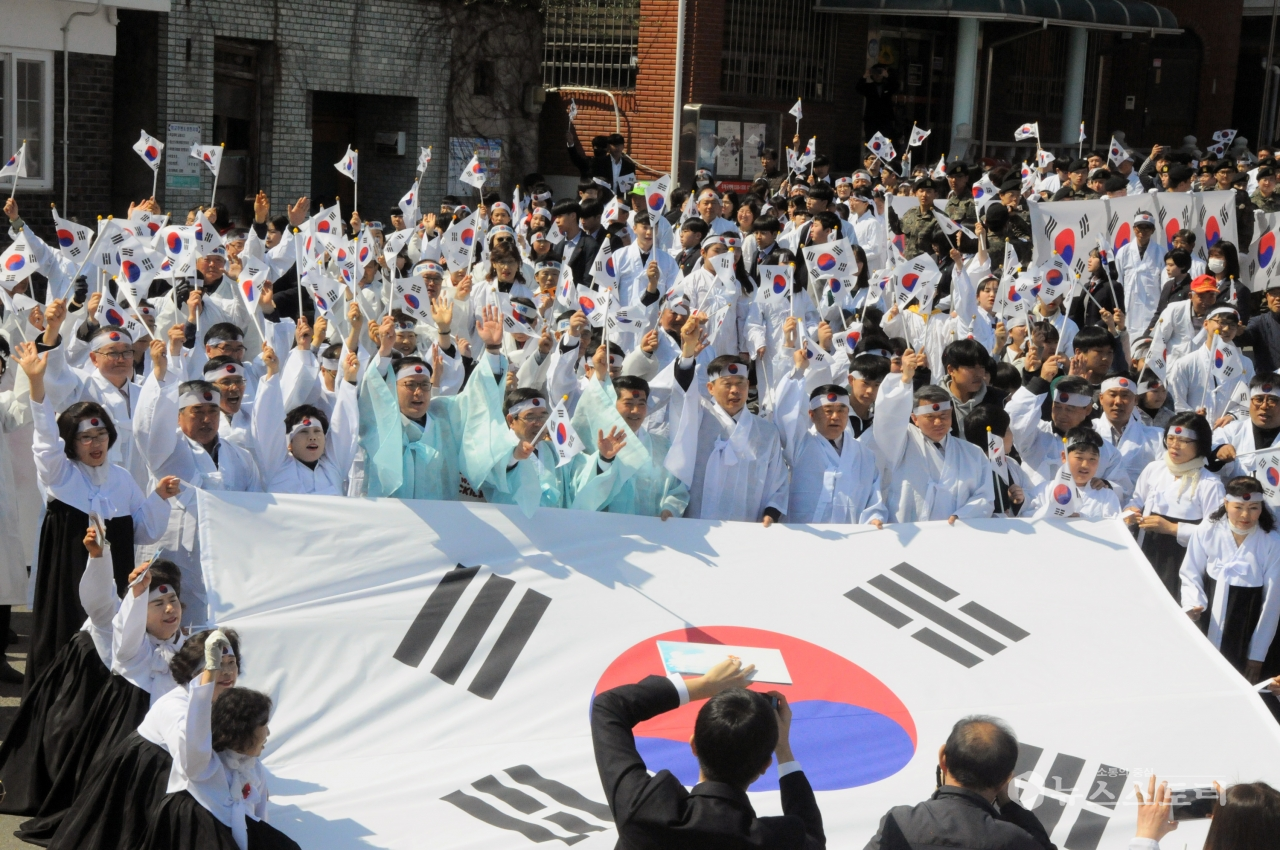 제12회 서천마산신장 3.1만세운동 재연행사가 서천군 마산면 신장리 일원서 열리고 있다.