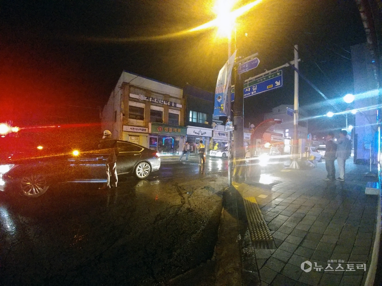 25일 밤 도로 한 가운데 위치한 맨홀뚜껑이 열려 지나가던 차량이 파손됐다.