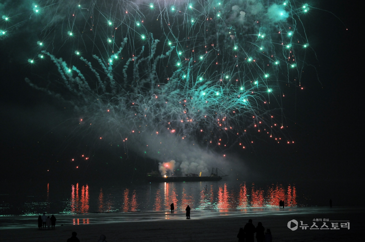 24일 대천해수욕장 해상에서 약 10분간 해상 바지선을 이용한 해상불꽃쇼가 펼쳐지고 있다.