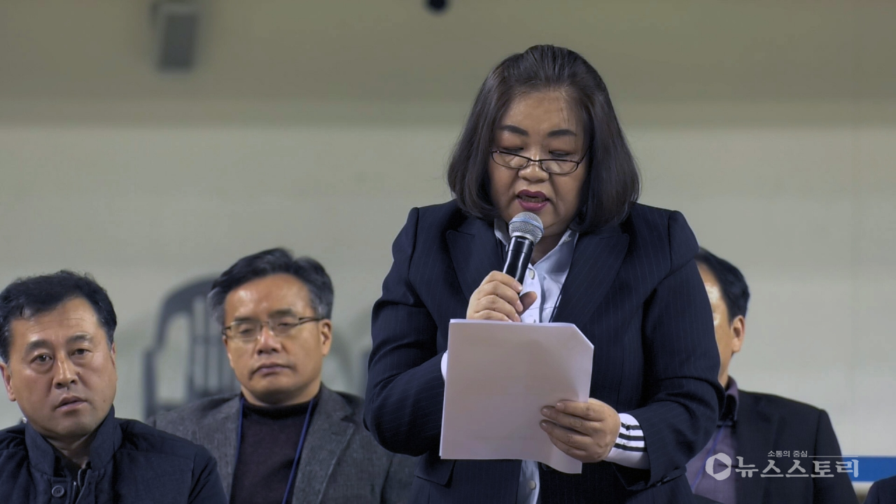 보령시체육회장선거 김향희 선거관리위원장이 투표 개시를 선언하고 있다.
