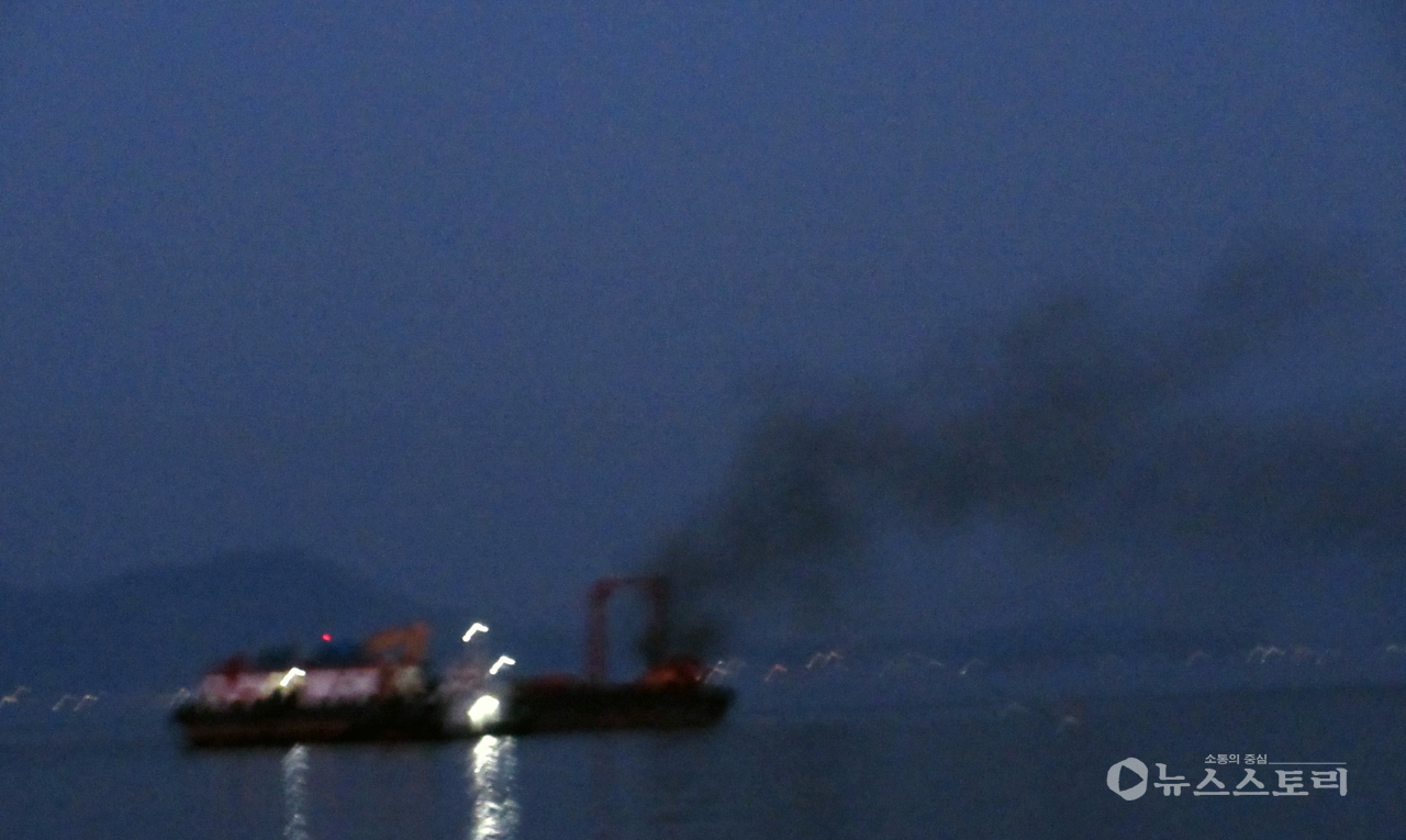 지난 24일 저녁 원산도 앞바다에서 폐기물을 소각하던 A 선박이 보령해경에 의해 적발됐다. ⓒ보령해경