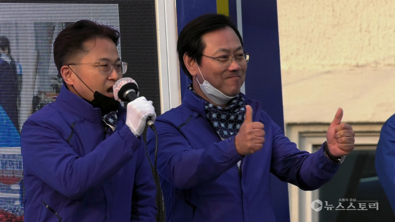 (사진 왼쪽부터)국민지킴이유세본부 들러리유세단 김정우 의원과 오영식 전 의원.