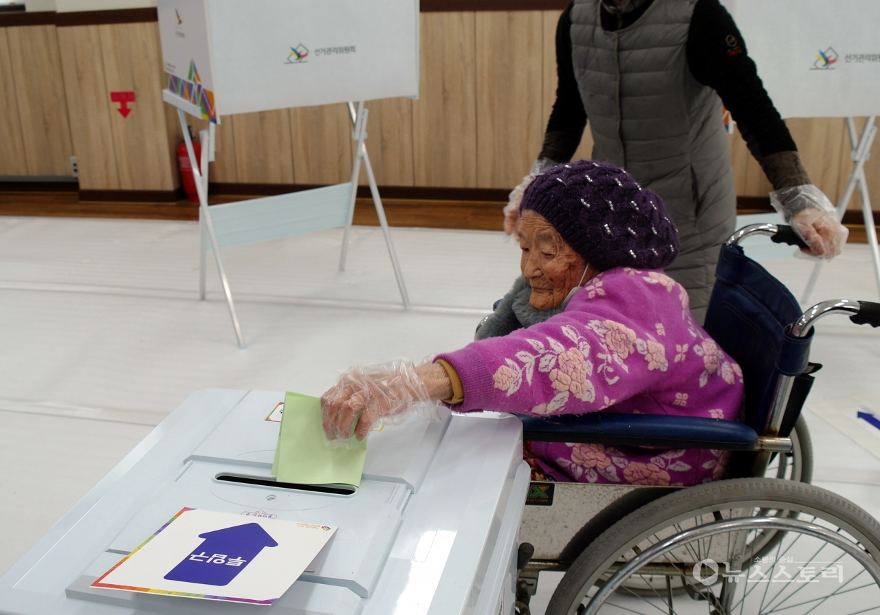 15일 오전 10시 45분 제21대 국회의원선거 투표를 하기 위해 서천군 104세 최고령자 조순례 어르신이 투표를 하고 있다. ⓒ유승길