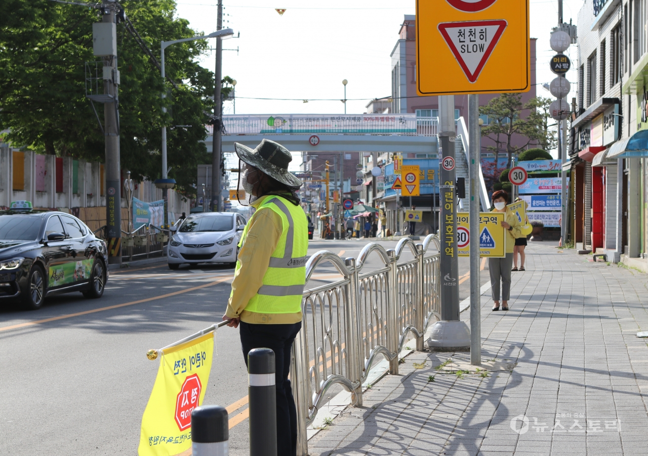 서천교육지원청 직원들이 10미터 간격으로 피켓을 들고 서서 어린이 교통안전 캠페인을 진행하고 있다. ⓒ서천교육지원청