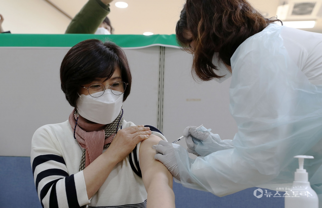 충남도는 26일부터 코로나19 예방 백신 접종을 본격 시작했다. 사진은 '충남 1호'백신 접종 장면. ⓒ충남도