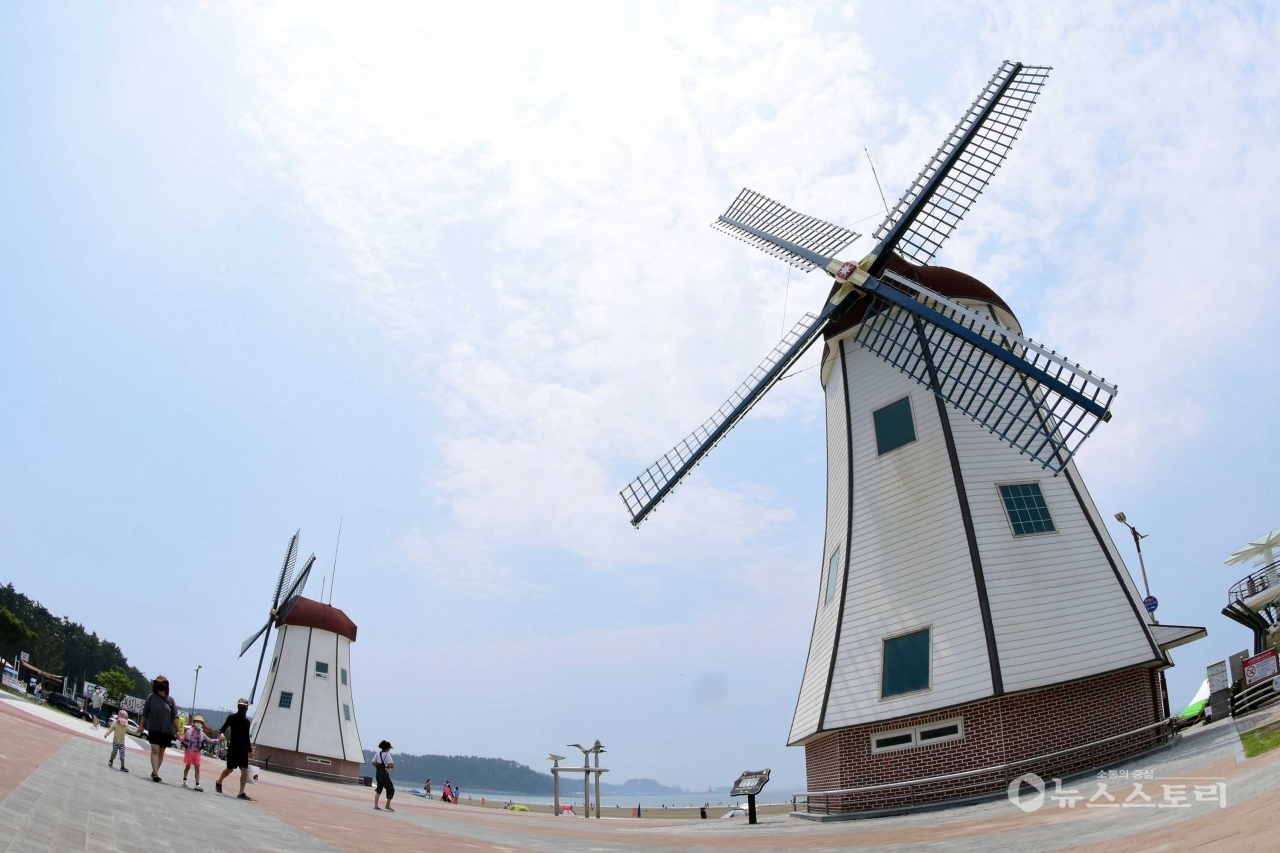 서천군 여름철 최대 관광지인 춘장대해수욕장이 10일 개장했다.