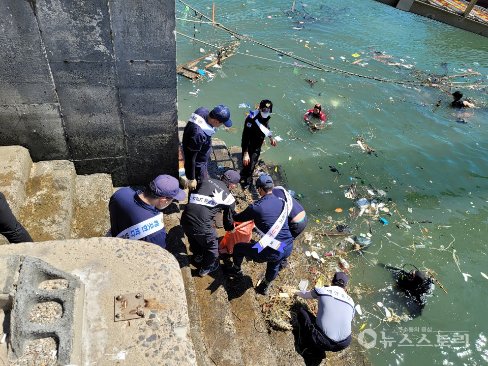 수중.연안정화활동 및 해양쓰레기 줄이기 캠페인 장면. ⓒ보령해경