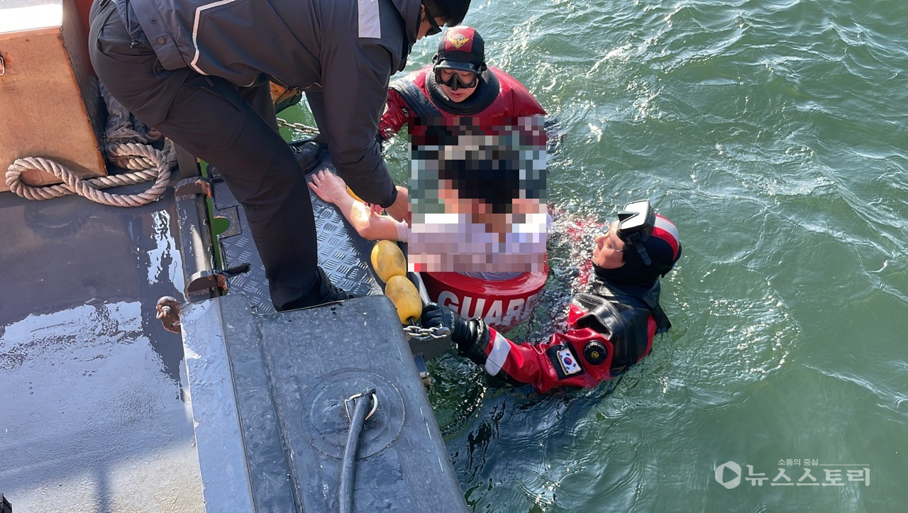 31일 오후 3시께 대천해수욕장 인근 갯바위에서 고립된 관광객 2명이 보령해경에 의해 구조되고 있다. ⓒ보령해경