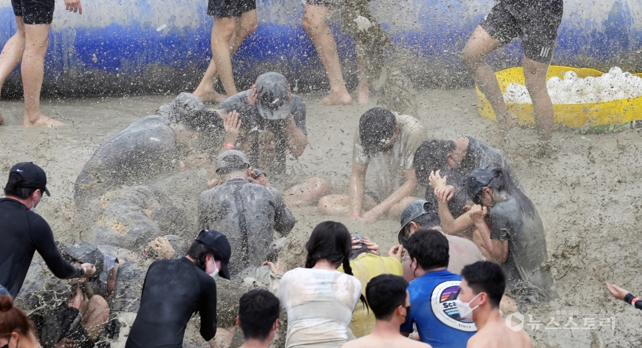 30일 2022보령해양머드박람회와 제25회 보령머드축제가 열리고 있는 대천해수욕장을 찾는 관광객들로 북적거리고 있다.