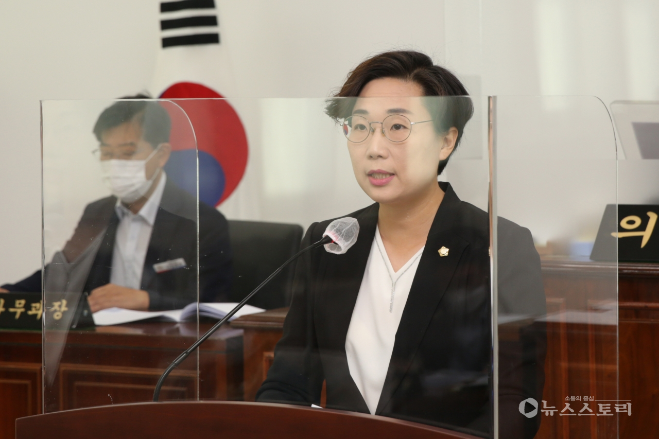 김아진 의원 제303회 임시회 군정질문 장면. ⓒ서천군의회