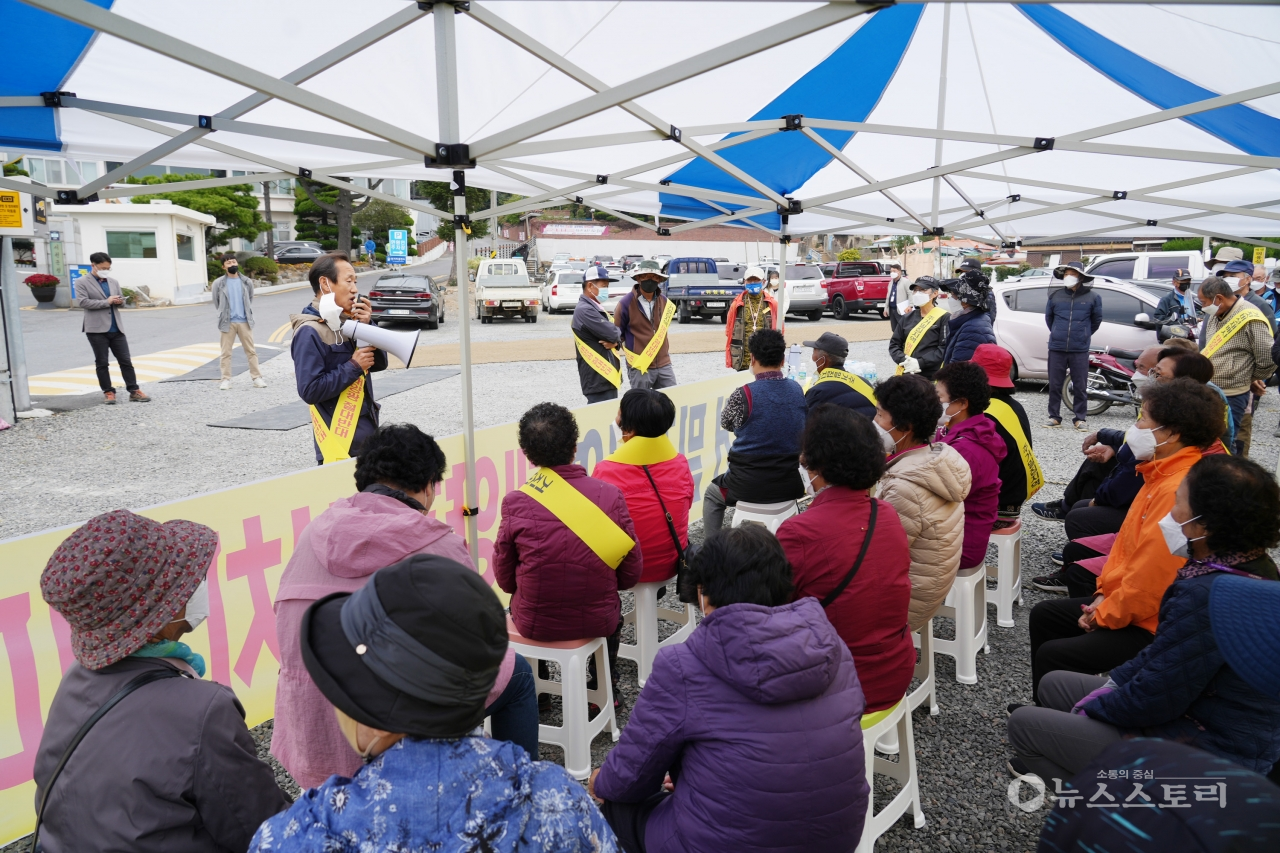 서천군 마서면 옥산리.죽산리 주민 50여 명이 21일 서천군청 주차장에서 ‘태양광 시설 반대’를 외치며 집회에 나섰다.