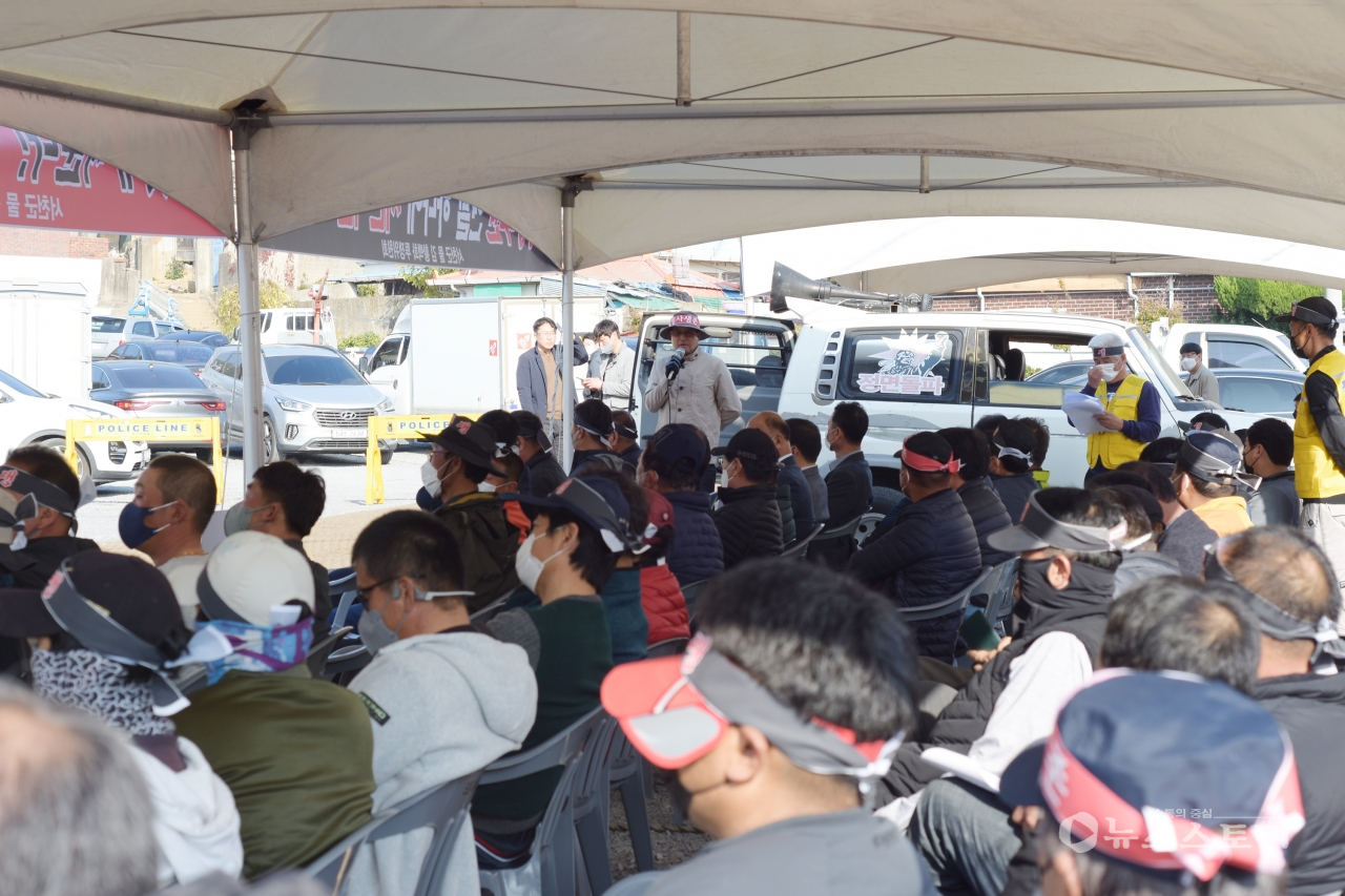 서천군 소재 물 김 생산자 150여 명이 10일 오후 서천군청 주차장에서 규탄대회를 갖고 김 황백화 해소를 위한 금강해수유통을 촉구했다.