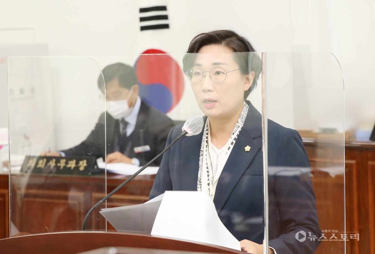 김아진 의원이 5분 발언을 통해 중.장년층 세대를 위한 지원 대책 마련을 촉구했다. ⓒ서천군의회