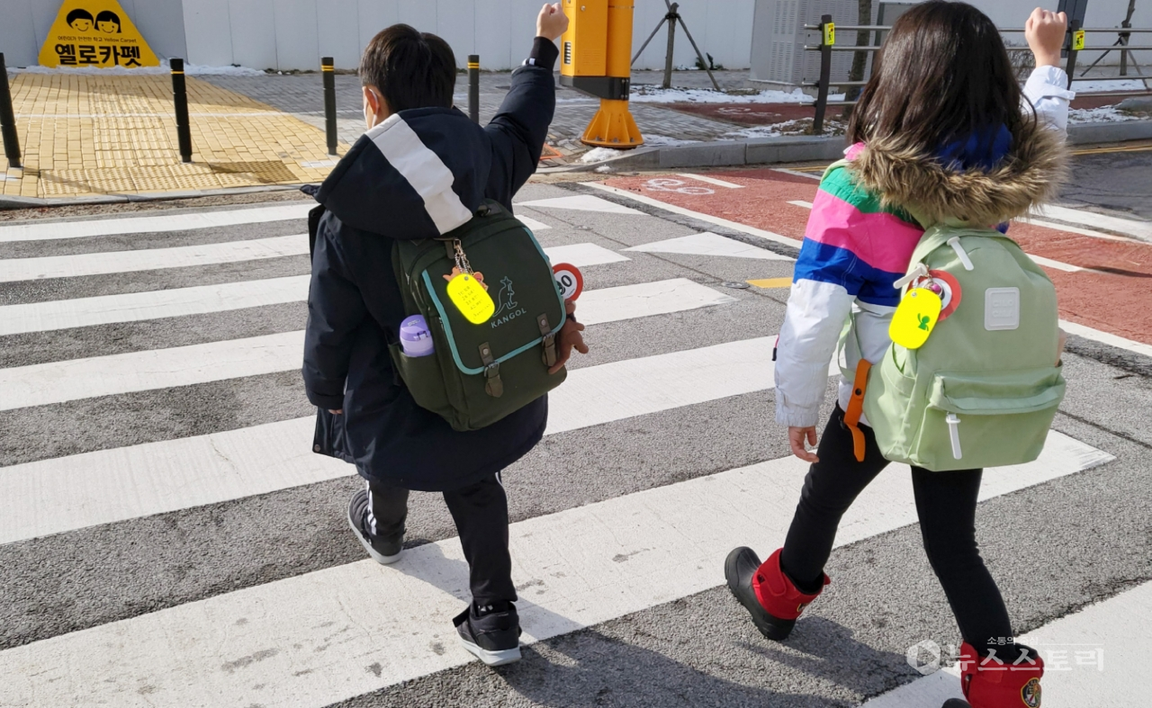 충남교육청이 등하굣길 교통안전 강화를 위해 도내 초등학교 50교에 ‘옐로카드’를 지원한다. ⓒ충남교육청
