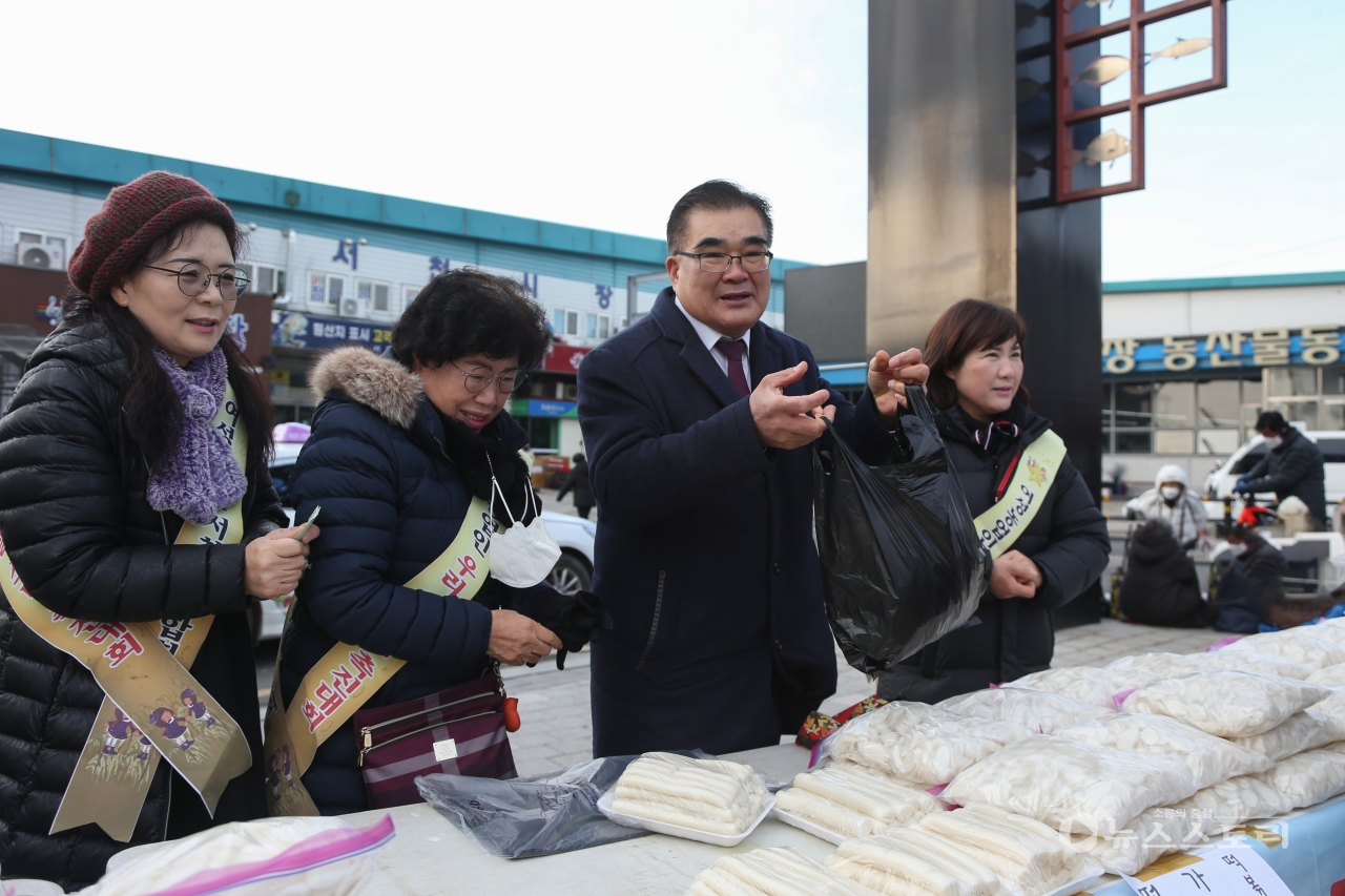 17일 서천특화시장을 방문한 김 군수는 직접 명절 상품을 구매하며 시장 주요 시설 점검을 실시했다. ⓒ서천군