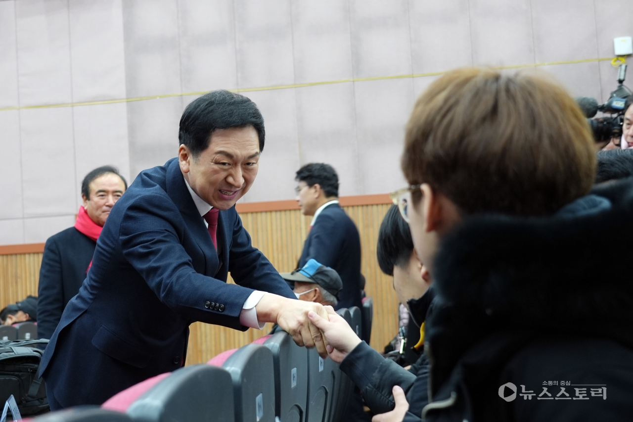 장동혁 의원 의정보고회 참석한 김기현 의원