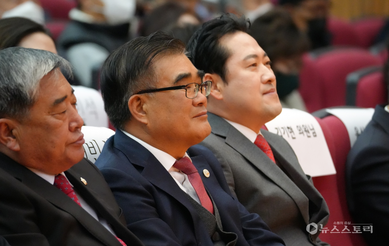 장동혁 의원 의정보고회 참석한 김기웅 서천군수와 김경제 서천군의회 의장
