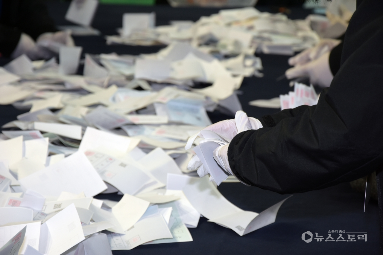 제3회 전국동시조합장선거가 8일 오후 5시 투표가 종료된 가운데 서천군 지역의 경우 서천국민체육센터에서 개표가 시작됐다.