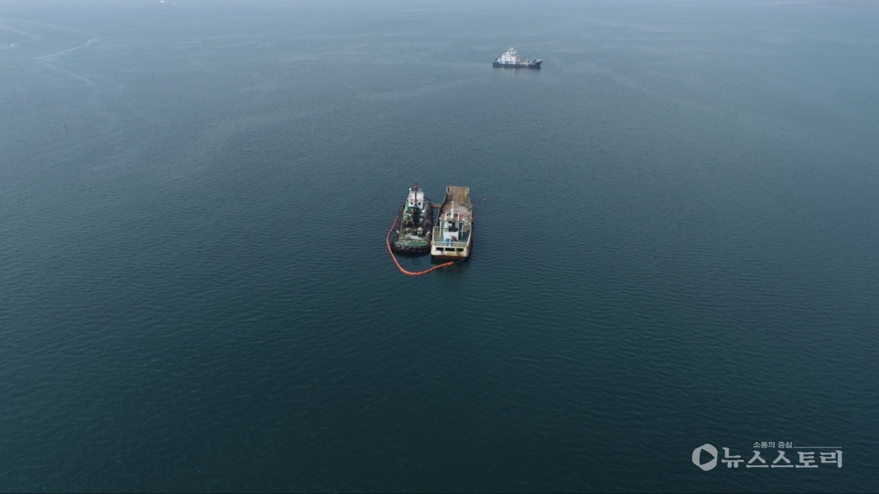 7일 홍성 궁리항에 계류 중인 선박 기름유출 사고와 관련 약 16시간 만에 방제 작업이 완료됐다. ⓒ보령해경