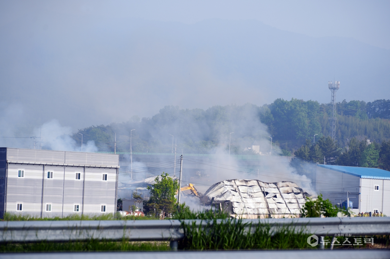 10일 새벽 5시 16분께 서천읍 A 김 공장에서 화재가 발생해 공장 1개동 1,110㎡가 전소됐다.