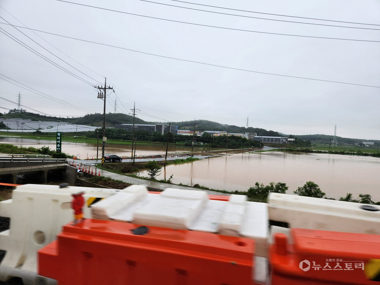 계속된 폭우로 충남 서천군 서면 소재 김 특화단지 일원 농경지가 잠기고 있다. ⓒ이희