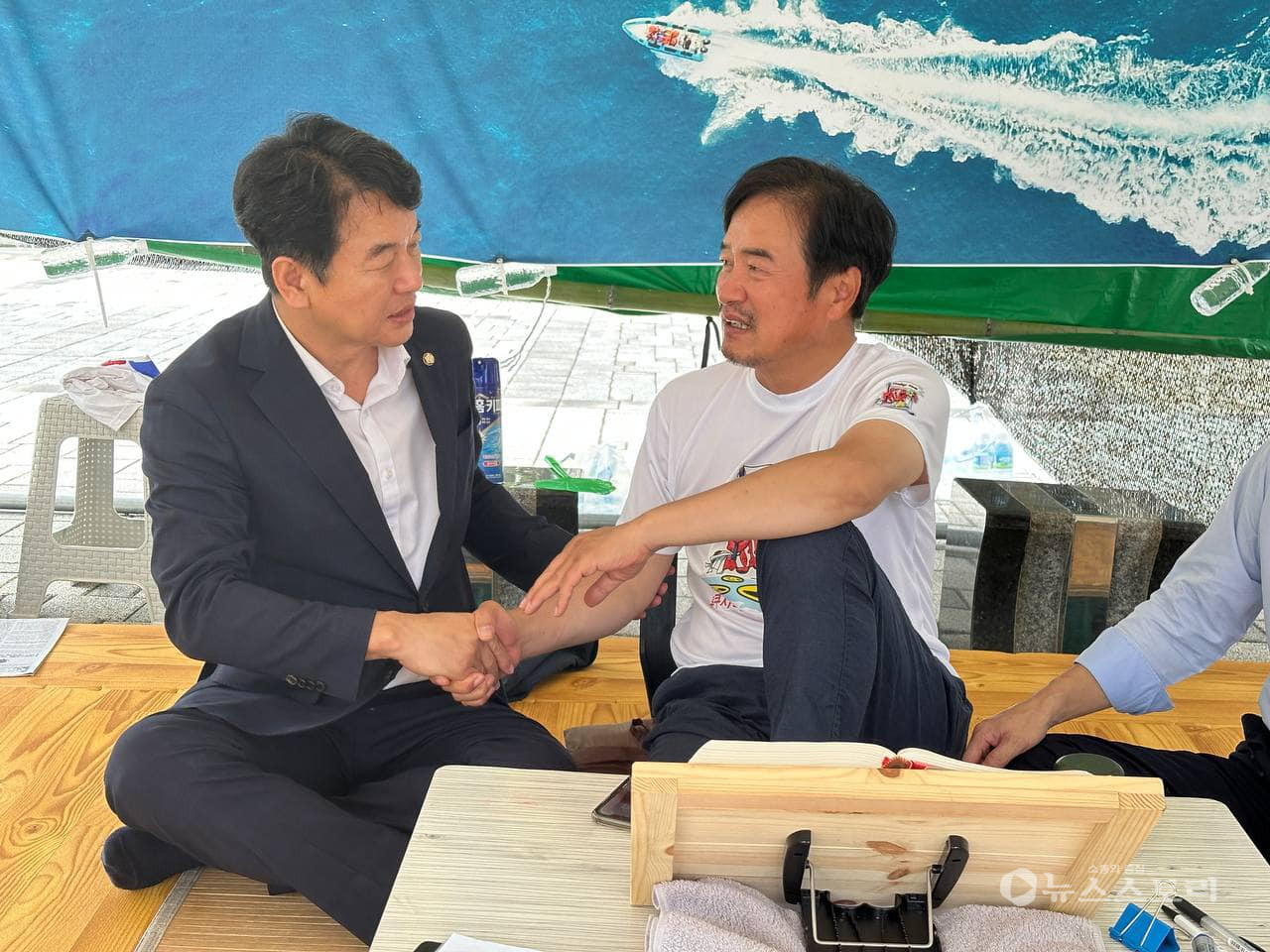 문진석 의원(더불어민주당, 천안갑)이 후쿠시마 원전 오염수 해양방류를 반대하며 11일차 단식 농성중인 더불어민주당 조한기 서산.태안지역위원장을 찾았다. ⓒ문진석 의원 사회관계망(SNS) 갈무리.