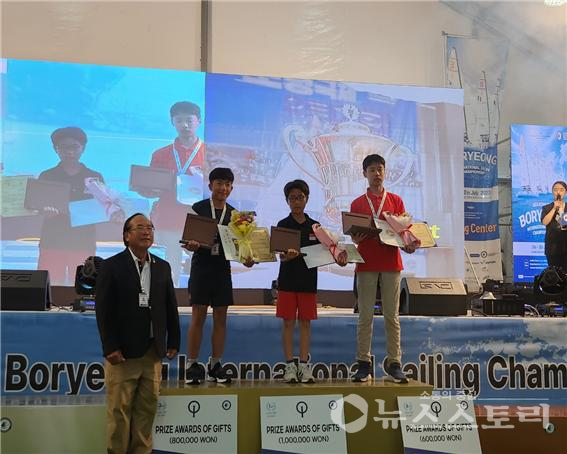 청파초등학교 요트부 선수들이 2023아시안컵 보령국제요트대회에 참가해 유소년부 금메달과 청소년부 은메달을 차지했다. ⓒ보령교육지원청