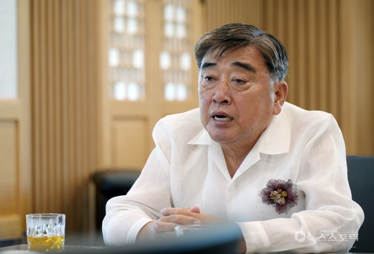 김경제 서천군의회 의장이 8일 오전 11시 의장실에서 9대 의회 1주년 기자간담회를 갖고 지난 1년 동안의 의정활동과 향후 계획을 밝혔다.