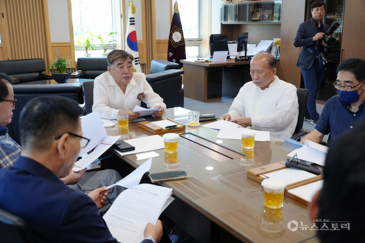 김경제 서천군의회 의장이 8일 오전 11시 의장실에서 9대 의회 1주년 기자간담회를 갖고 지난 1년 동안의 의정활동과 향후 계획을 밝혔다.