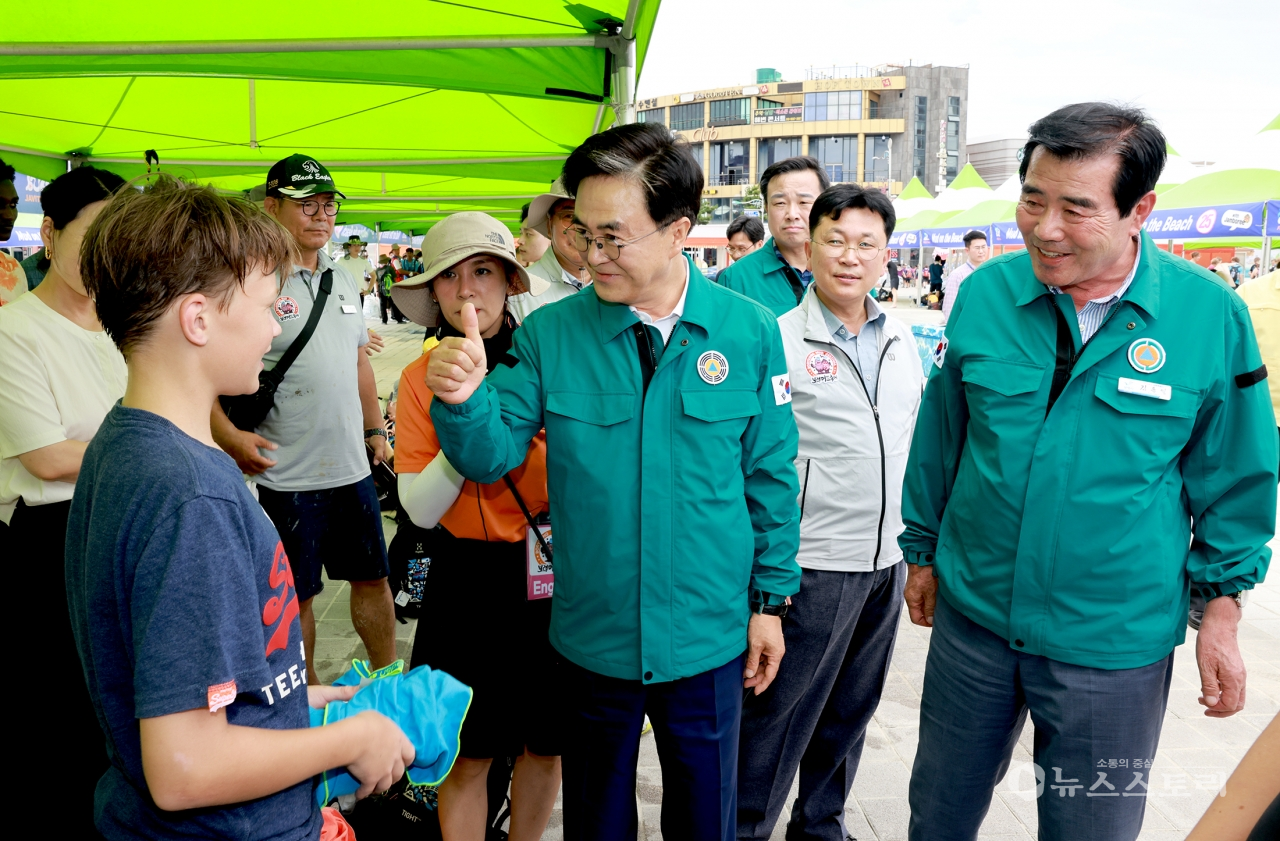 김동일 보령시장이 새만금 세계스카우트잼버리 대원들이 9일 보령머드축제 체험하는 가운데 맞이 행사와 함께 안전 점검에 나섰다. ⓒ보령시