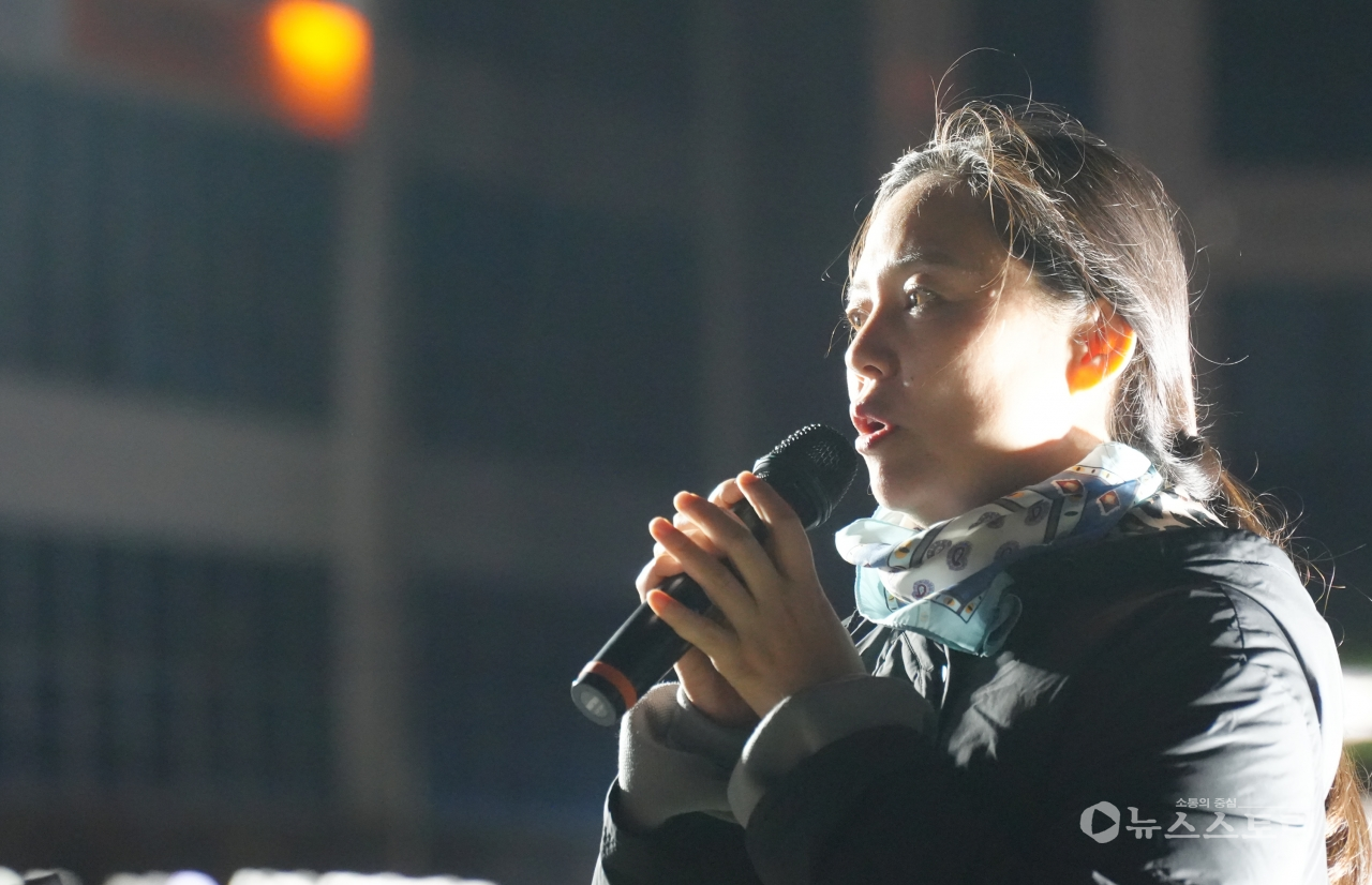 권승현 전 보령시의원이 9일 저녁 7시부터 한내로터리에서 보령시국회의 주최로 열린 ‘윤석열 퇴진! 보령시민 촛불행동’에 참석해 ‘아이 엄마로, 보령시민이고 여성으로 참담하다’고 밝혔다.