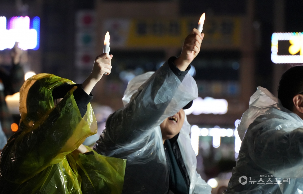 보령시국회의는 9일 저녁 7시부터 한내로터리에서 ‘윤석열 퇴진! 보령시민 촛불행동’을 열었다.