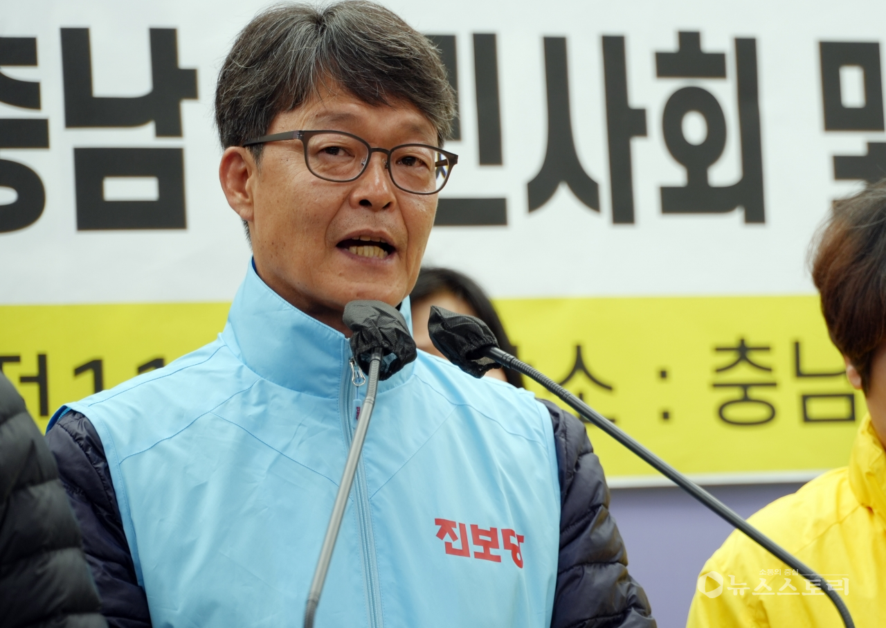 충남 시민사회 및 진보제정당이 15일 오전 11시 충남도청 프레스센터에서 기자회견을 열고 노란봉투법 즉각 공포를 촉구하고 나섰다.