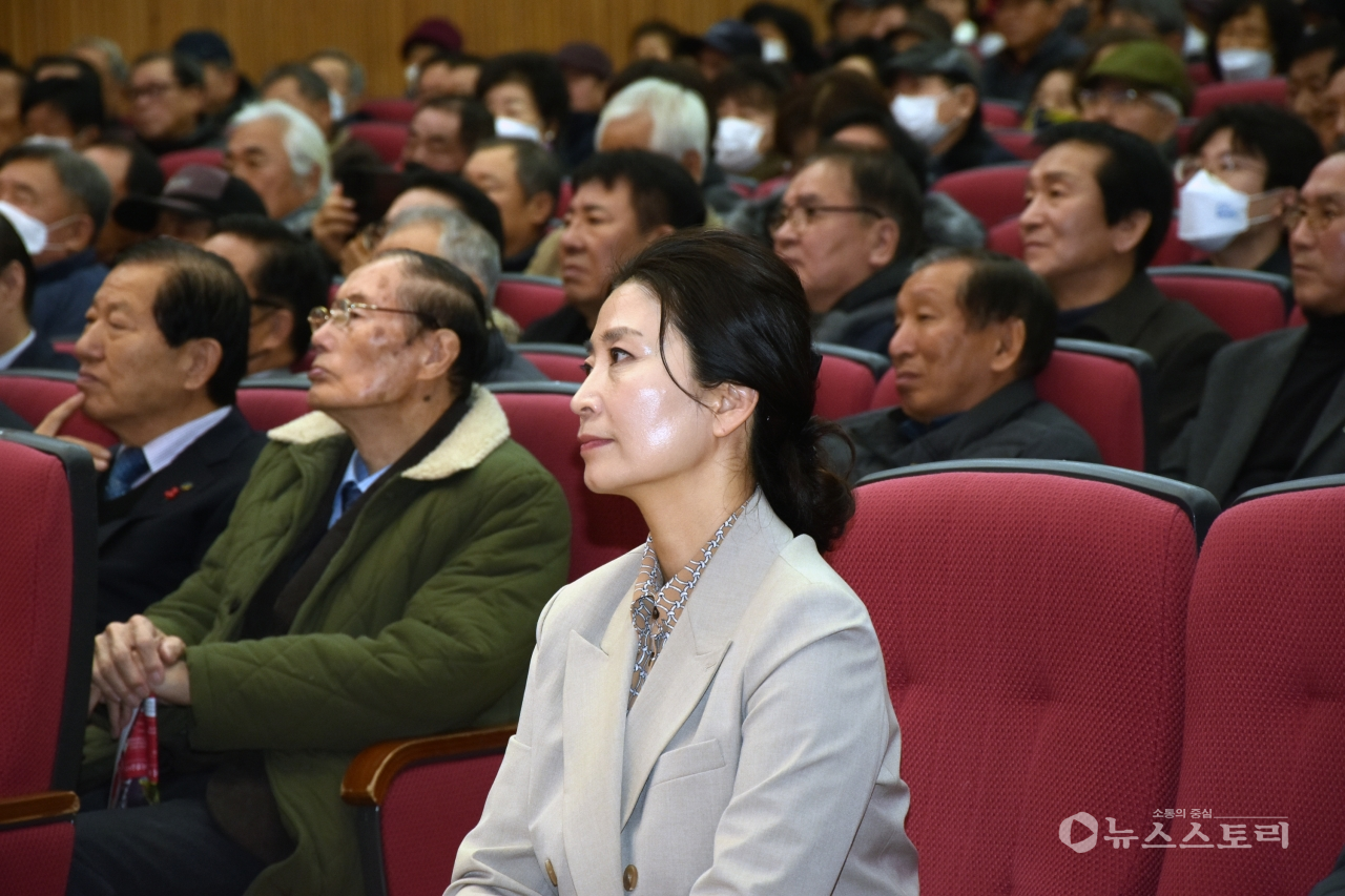 장동혁 의원의 배우자인 곽민 씨가 5일 오후 2시 서천문예의전당에서 열린 장 의원 의정보고회에 참석했다.