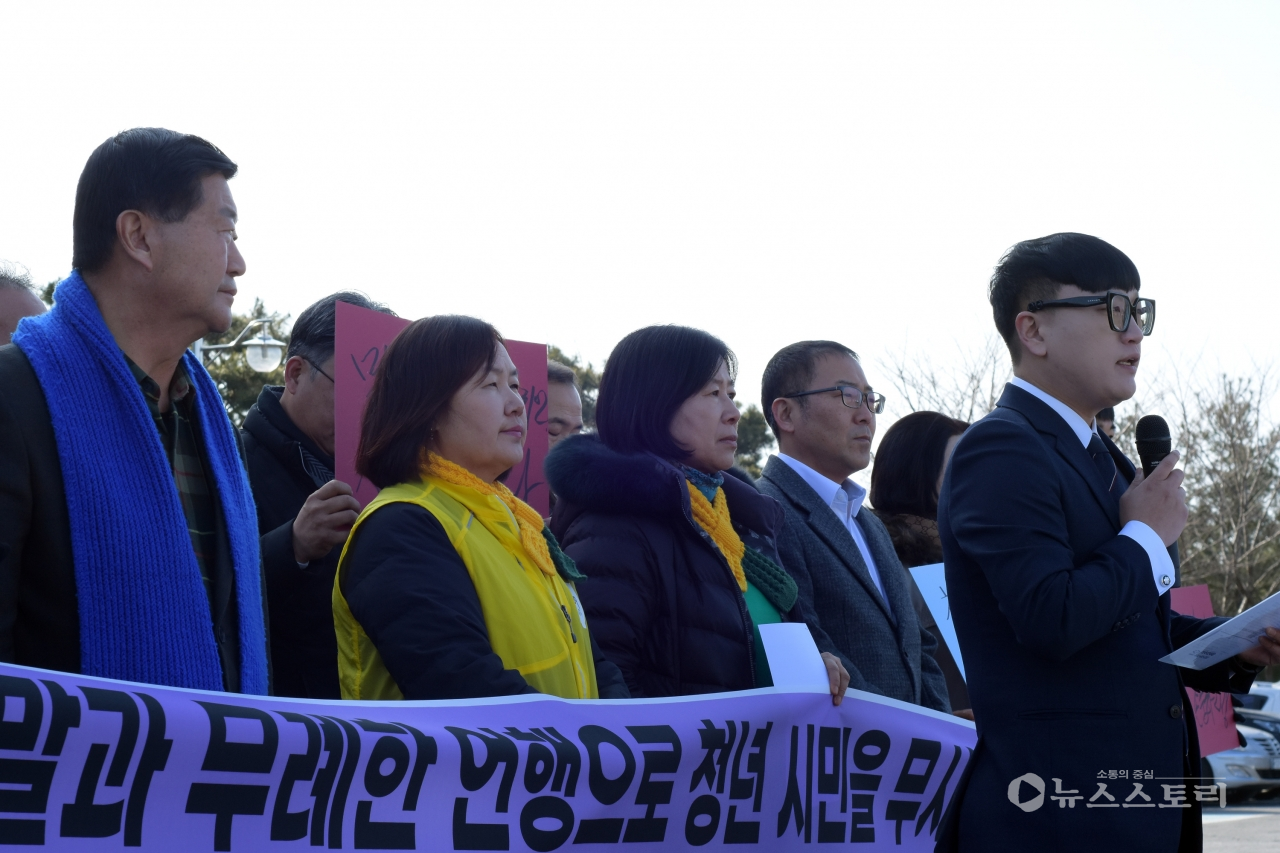 보령시민주단체협의회가 2일 오전 11시 보령시의회 앞에서 기자회견을 열고 막말과 폄훼발언으로 논란을 일으킨 김재관 의원에 대한 사퇴를 촉구하고 나섰다.
