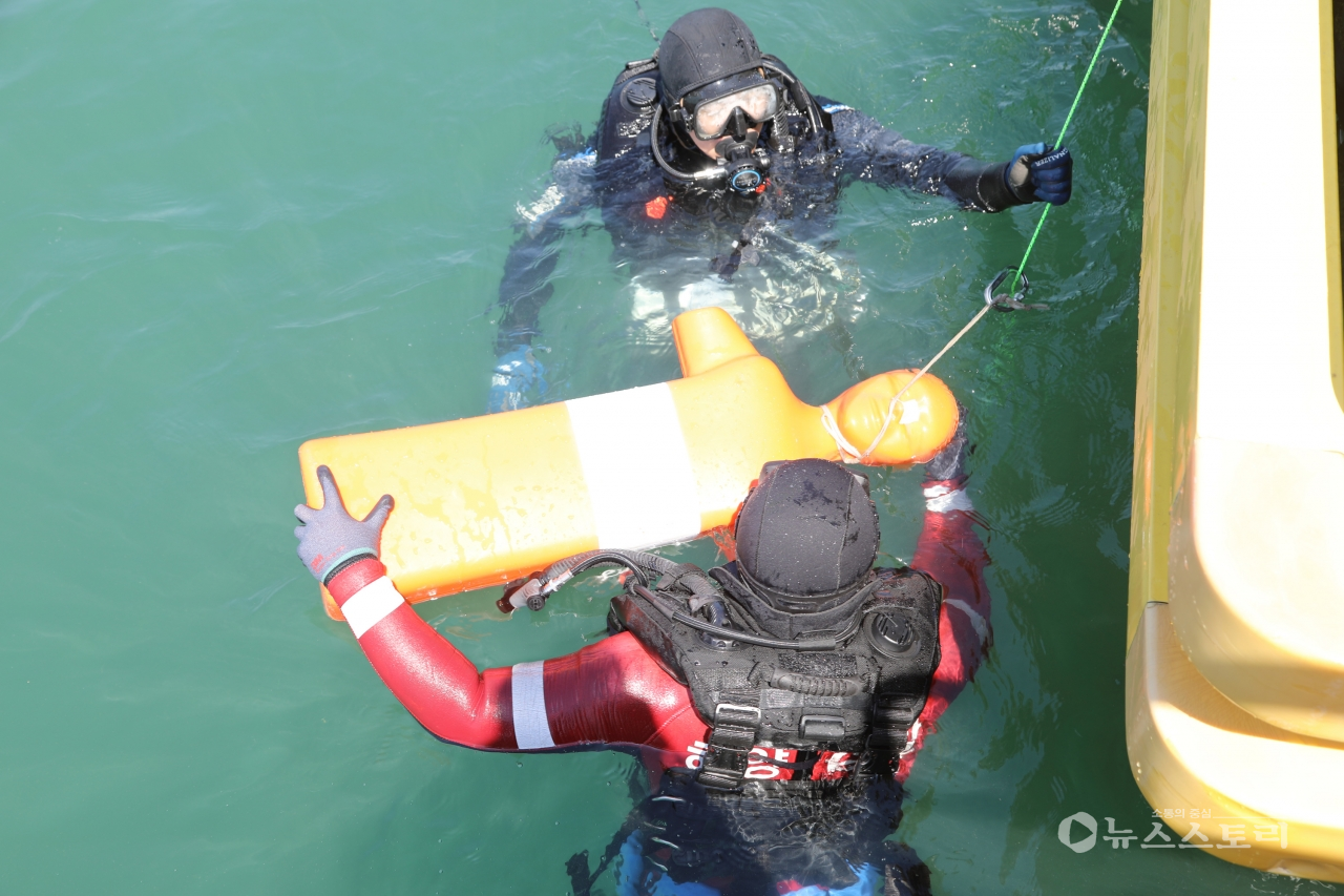 긴급잠수장비 착용후 잠수해 모형익수자 구조 훈련 장면. ⓒ보령해경