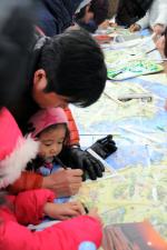 충남 서천에서 ‘새해 희망메시지 띄우는 가족들’