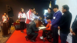 김환식 충남교육청 부교육감이 지난 11월 28일 전국장애인체전 유공선수 및 학교, 지도자들에게 표창장을 수여하고 있다.