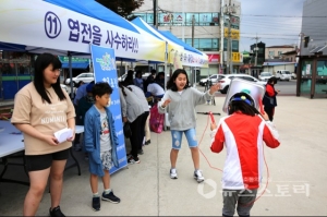 서천군 청소년어울림마당에 참여한 청소년들이 게임을 즐기고 있다.