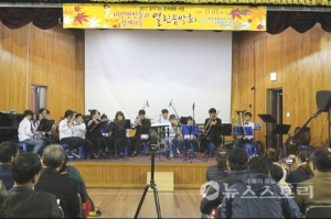 서천군 비인초 윈드오케스트라와 서천관현악단 단원들이 비인면민들에게 공연을 선보이고 있다.