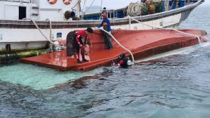 13일 오전 9시 5분께 보령시 삽시도 남방 5㎞ 해상에서 어선A호가 전복되는 사고가 발생했다. 이 사고로 승선원 3명이 해상에 추락, 무사히 구조됐다. 구조된 승선원 가운데 2명은 베트남 국적의 선원으로 불법체류중인 것으로 밝혀져 전주출입국사무소에 신병을 인계했다. ⓒ보령해경