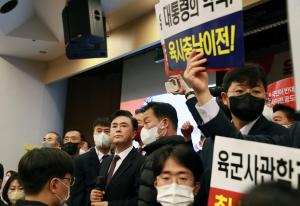 ‘육사 충남유치 정책토론회’ 대치 속 군불