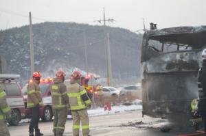 [포토]나들목서 화재로 전소된 관광버스