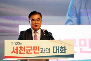 [포토]김태흠 충남지사 서천군 방문에 인사말 하는 김기웅 서천군수